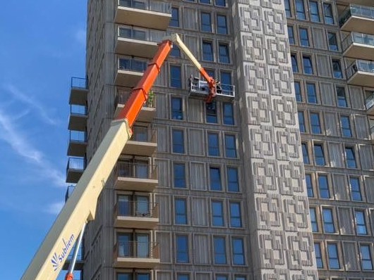 Hoogwerker van Subliem opgesteld voor werk op hoogte